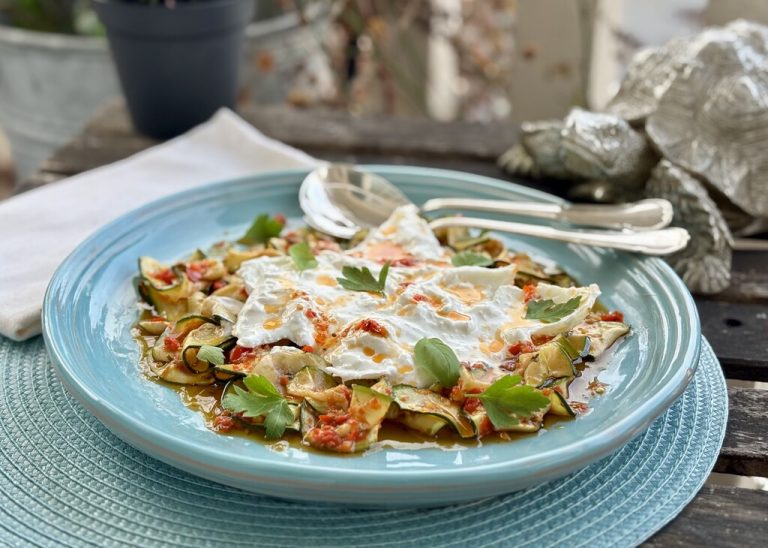 Gegrillte und pikant marinierte Zucchini, in hausgemachtem Pizzaöl, dazu cremige Burrata und frische Kräuter.⇒Ulrike Hagen
