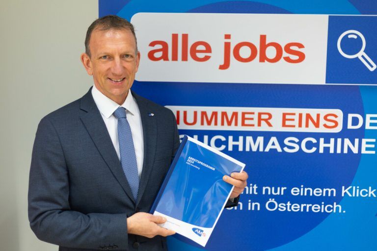 Grund zur Hoffnung gibt AMS-Landesgeschäftsführer Bernhard Bereuter die Prognose für Mitte 2026.⇒Hartinger