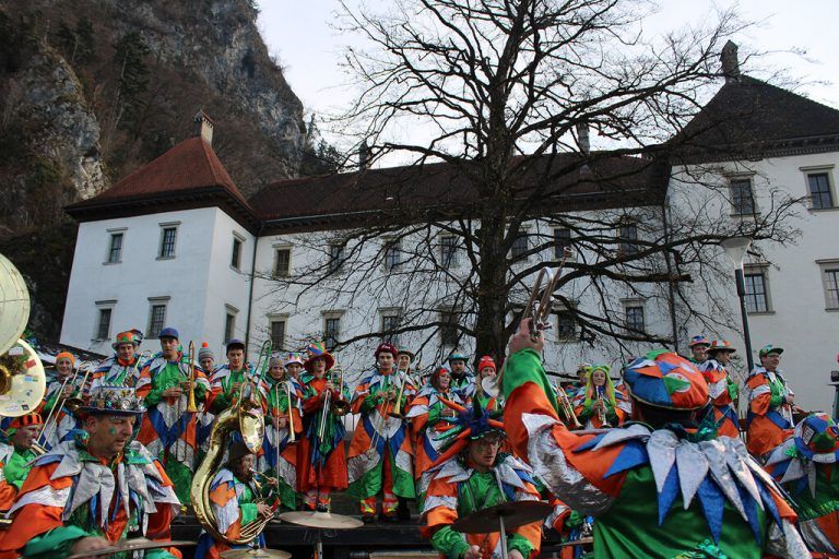 Guggenmusiken aus vier Ländern spielten auf dem Schlossplatz in Hohenems auf.⇒emser palast tätscher (7)