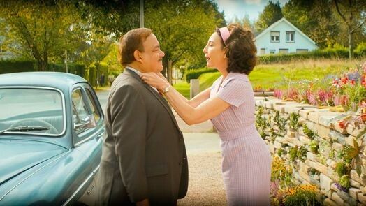 Hélène erlebt die neue Zeit als Befreiung, während Michel aus seiner patriachalen Komfortzone gerissen wir.⇒filmladen