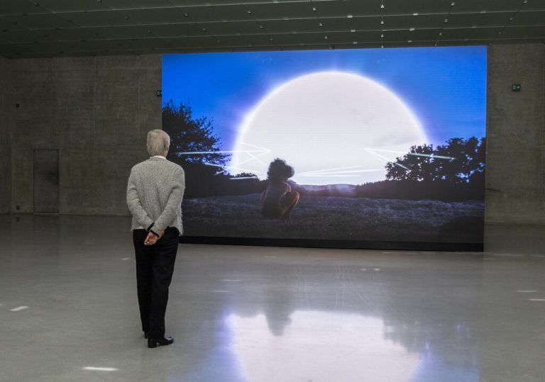 Im obersten Stock strahlt der Film „Evocative Burst“.⇒Paulitsch (3)