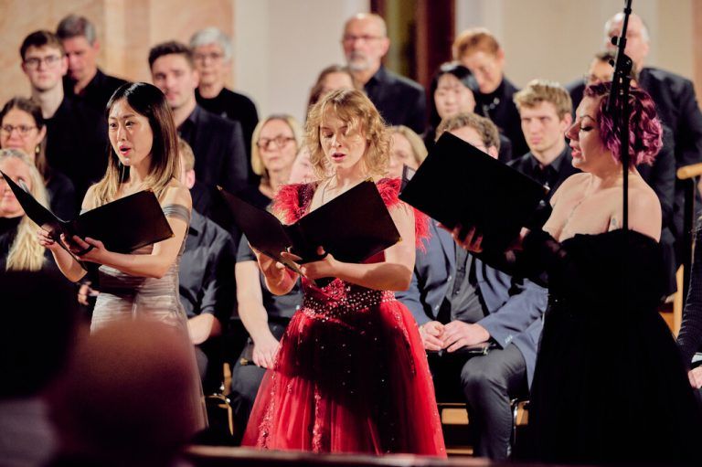 In der Kapelle der Stella Musikschule entfalteten die Singenden einen leuchtenden Klang.⇒Marin
