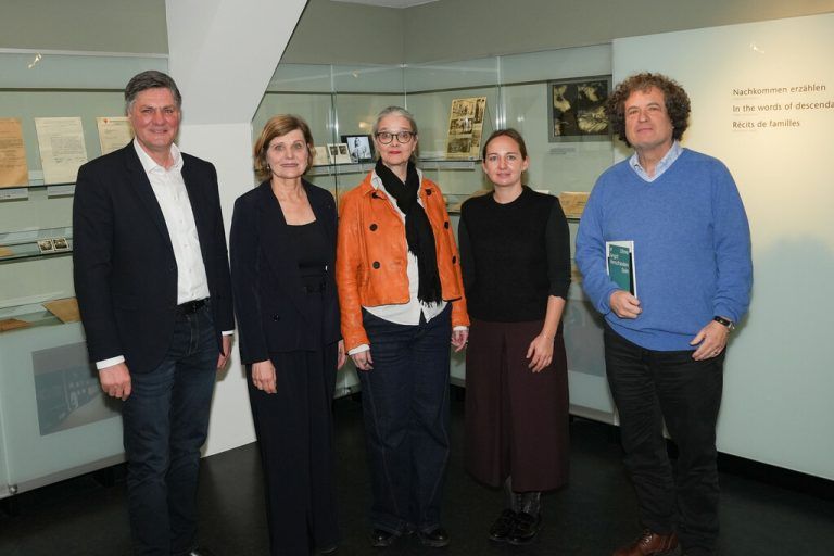 Informierten: Die Landesräte Daniel Allgäuer und Barbara Schöbi-Fink sowie Anita Niegelhell und Franziska Völlner von der Projektstelle mit Hanno Loewy vom Jüdischen Museum. ⇒Land vorarlberg/7pro.tv