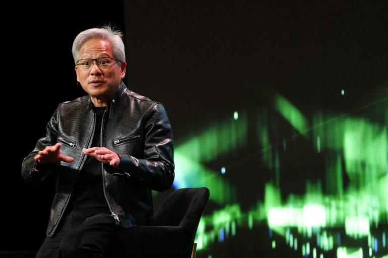Jensen Huang, Chef des Chipkonzerns Nvidia, weist Berichte über ein Zerwürfnis mit OpenAI zurück. ⇒APA (2)
