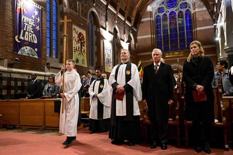 König Philippe-Filip von Belgien (2.v.r.) während eines Besuchs zur Vesper in einer Prokathedrale anlässlich des 150. Jahrestages der Anerkennung des anglikanischen Gottesdienstes in Belgien. ⇒ AFP