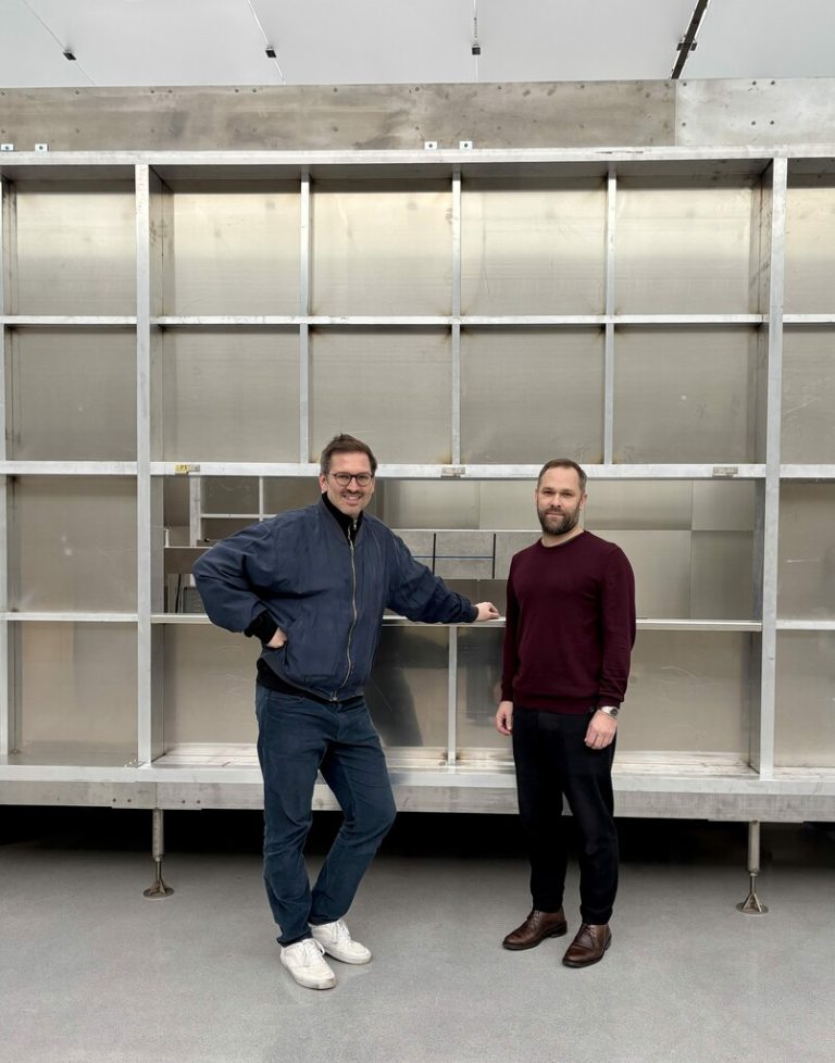 Kurator Benedikt Wyss und Architekt Patrick Reuter aus Basel vor dem „Haus“.⇒KUB