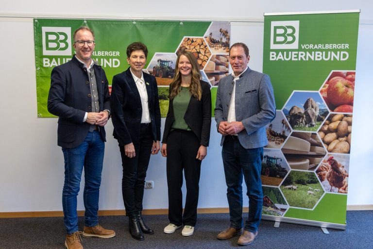 Landesrat Christian Gantner, die Vizepräsidentinnen Andrea Schwarzmann und Elisa Schlachter sowie Präsident Josef Moosbrugger (v.l).⇒ÖVP Vorarlberg/ Gottschalk
