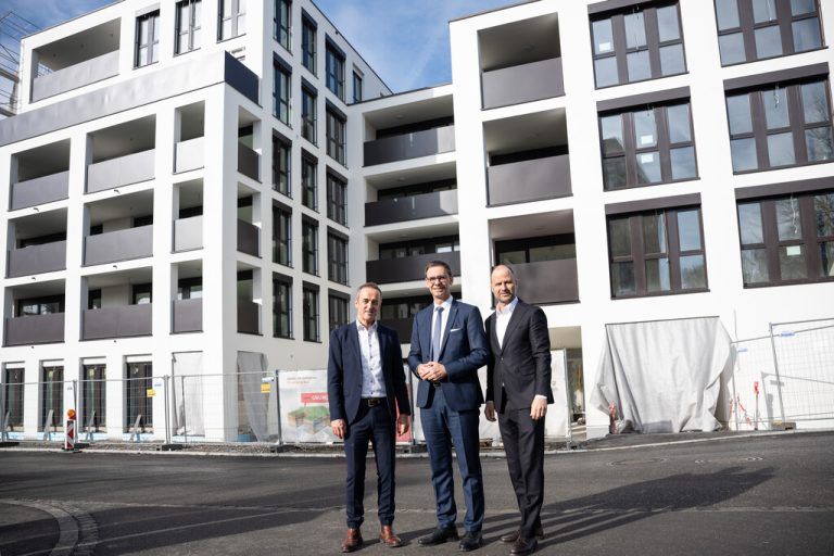 Lorenz, Wallner und Tittler informierten in der kurz vor der Fertigstellung stehenden Vogewosi-Wohnanlage in der Mariahilfstraße in Bregenz.⇒Serra