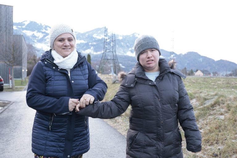 Mariami lebt mit einer schweren Beeinträchtigung. Ihr neues Zimmer soll auf ihre Bedürfnisse abgestimmt sein.⇒hartinger