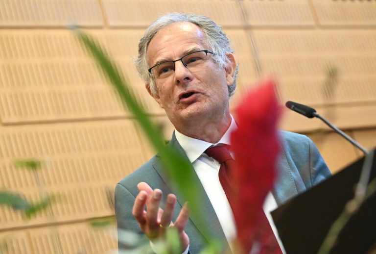 Markus Marterbauer, Finanzminister, sieht im besseren Budgetabschluss 2025 einen ersten Sanierungserfolg, warnt jedoch vor zu frühem Jubel. ⇒APA