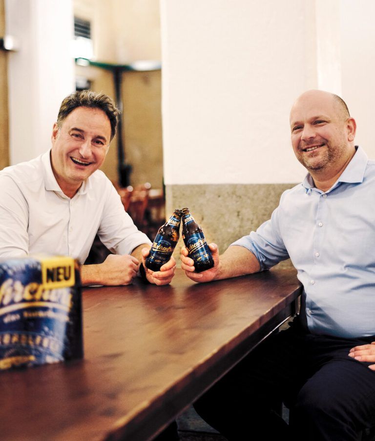 Mohrenbräu-Geschäftsführer Thomas Pachole (links) und Braumeister Tim Groeger starten alkoholfrei ins neue Jahr 2026. ⇒Mohrenbrauerei
