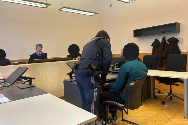 Nach anfänglich widersprüchlichen Aussagen legte der Angeklagte ein umfassendes Geständnis ab. ⇒NEUE