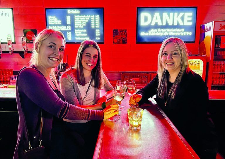 Nadine Neyer, Julia Metzler und Sabrina Konzett ließen sich die „Lange Nacht der Clubs“ nicht entgehen. Lutz (7)