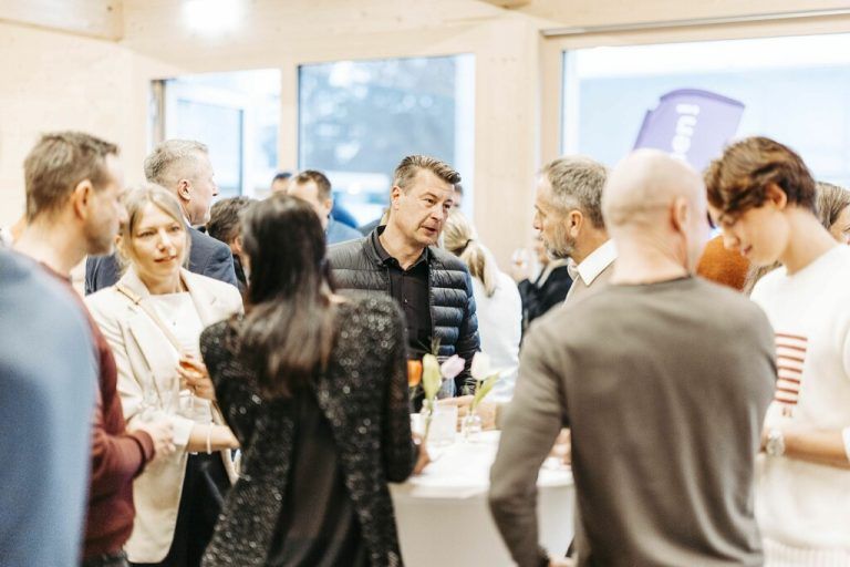 Netzwerken zum Jahresauftakt: Gäste nutzten den Empfang für Gespräche in entspannter Atmosphäre. AH Immobilien