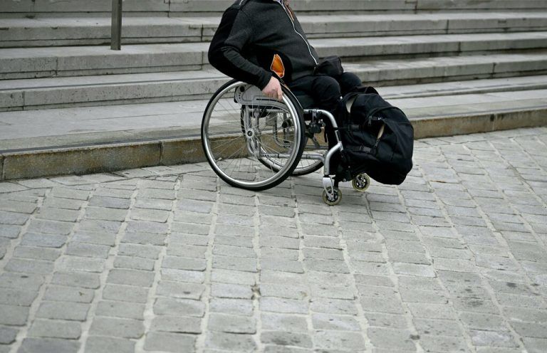 Nicht nur im Straßenverkehr, sondern auch am Arbeitsmarkt stoßen Menschen mit Behinderung regelmäßig auf Hürden.APA/ROLAND SCHLAGER