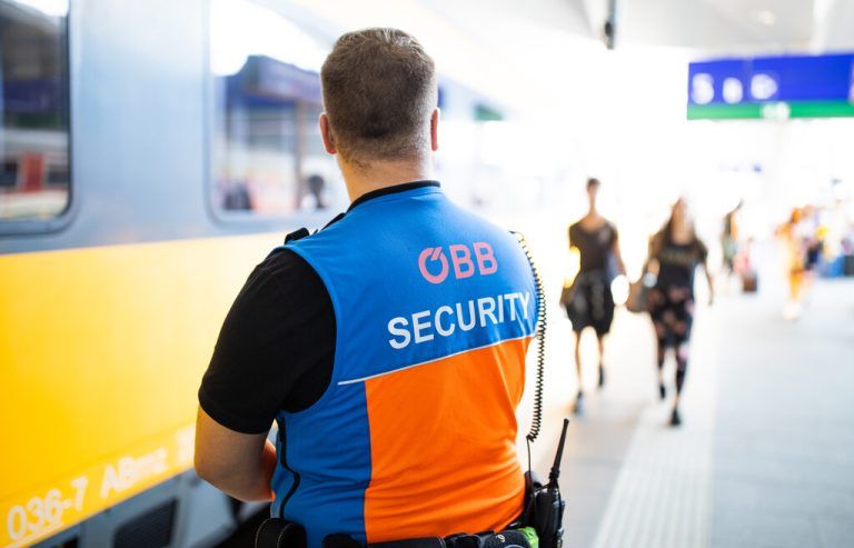 ÖBB will Securitymitarbeiter, der auch Betriebsratsmitglied ist, entlassen. Er wehrt sich dagegen. ⇒Symbolbild ⇒APA