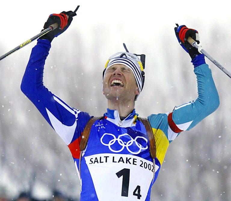 Ole Einar Bjoerndalen bejubelt 2002 einen seiner in Summe acht Olympiaisiege.