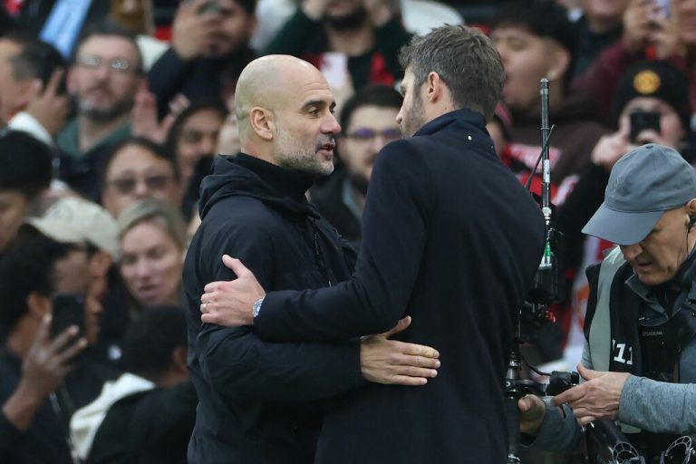 Pep Guardiola gratuliert United-Coach Michael Carrick zum Derbysieg.⇒AFP