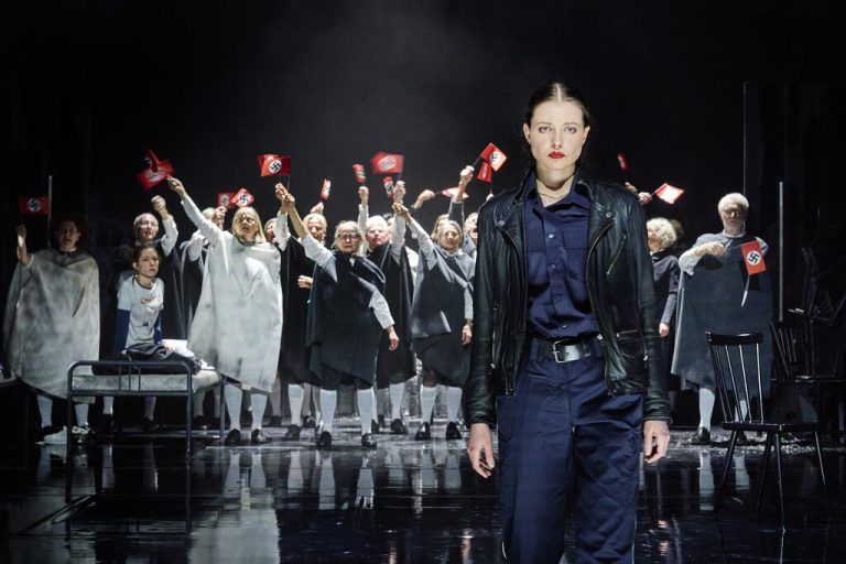 Rebecca Hammermüller (r.) überzeugt in jeder Rolle.⇒köhler