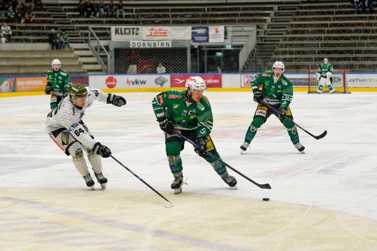 Roberts Lipsbergs (l.) erzielte mit seinem 1:1-Ausgleichstreffer das 100. Saisontor für den ECB in der Spielzeit 2025/26.⇒Stiplovsek