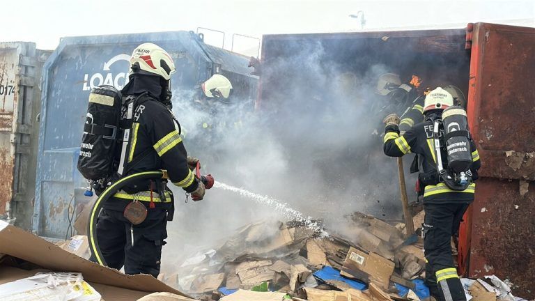 Rund 20 Feuerwehrmänner waren im Einsatz.⇒vol.at/Mayer