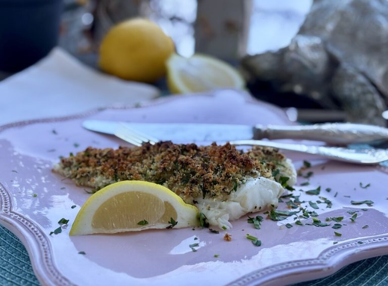 Saftiger Kabeljau aus dem Ofen mit aromatischer Zitronen Kräuter Kruste und frischer Zitrone serviert.⇒Ulrike Hagen