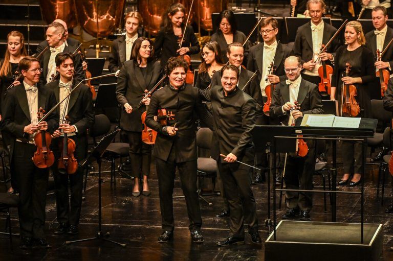 Solist Hadelich (l.), Dirigent Soddy (r.) und die gefeierten Symphoniker.⇒mittelberger