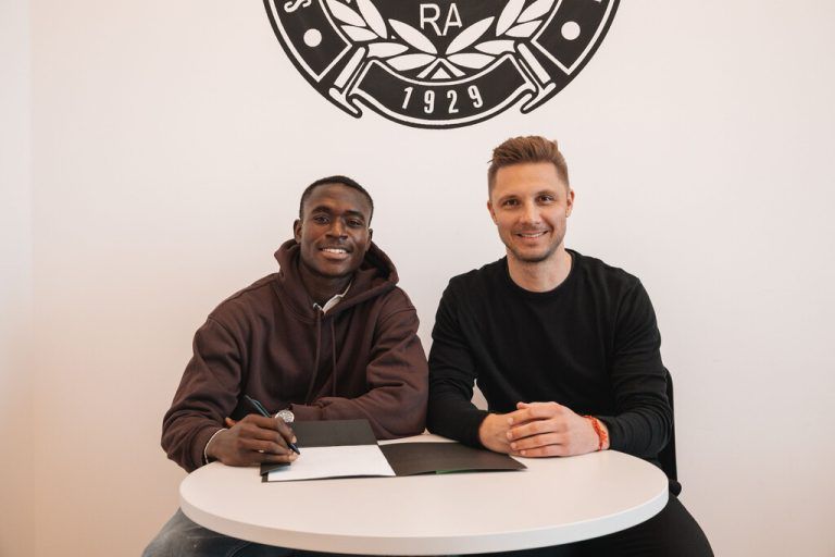 Stürmer Precious Benjamin (l.) und SCRA-Sportdirektor Philipp Netzer bei der Unterzeichnung des Leihvertrags.⇒SCR Altach