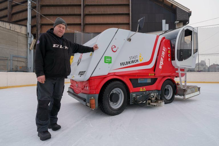 Thomas Giglmaier mit seiner Eismaschine die mehrmals am tag zum Einsatz kommt.stiplovsek