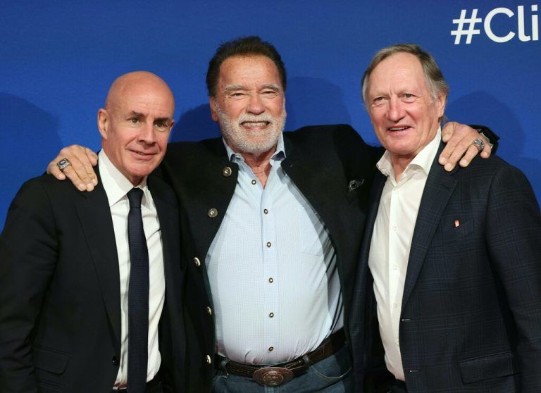 V.l.: FIS-Chef Johan Eliasch, Arnold Schwarzenegger und der ehemalige Skirennläufer Franz Klammer.⇒APA