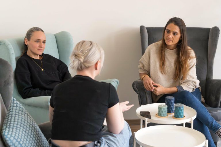 (v.l.) Magdalena Mair und Nicole Scheichl im Gespräch mit der NEUE.