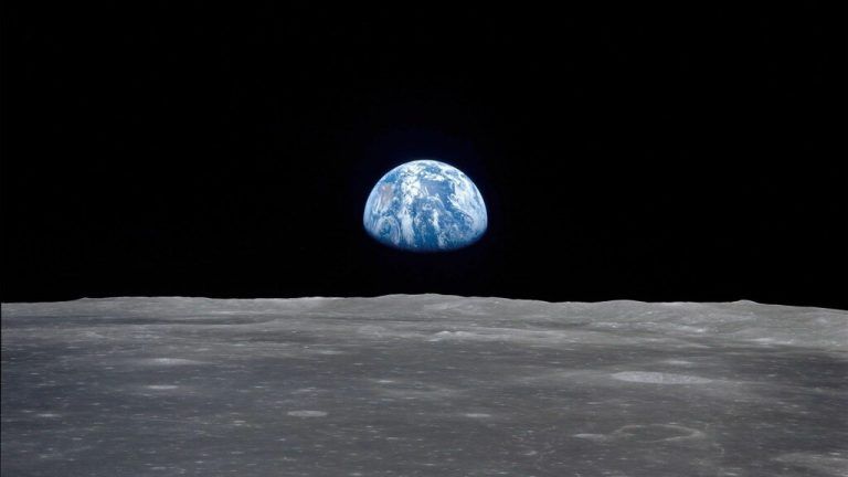 Vom Mond aus betrachtet: Auch die Zeit läuft hier anders.⇒shutterstock