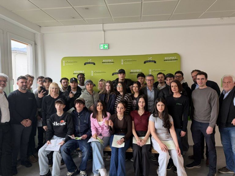 24 Absolventinnen und Absolventen der Dornbirner Jugendwerkstätten nahmen im Leuchtturm ihre Zeugnisse entgegen.⇒NEUE, zvg