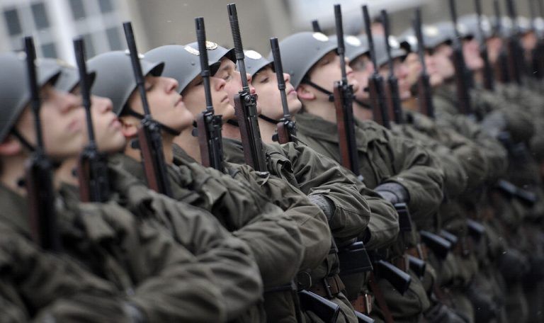 Aktuell dauert der Grundwehrdienst sechs, der Zivildienst neun Monate. Verpflichtend ist die Ableistung einer der beiden Dienste nur für Männer, für Frauen ist sie freiwillig.⇒apa/fohringer