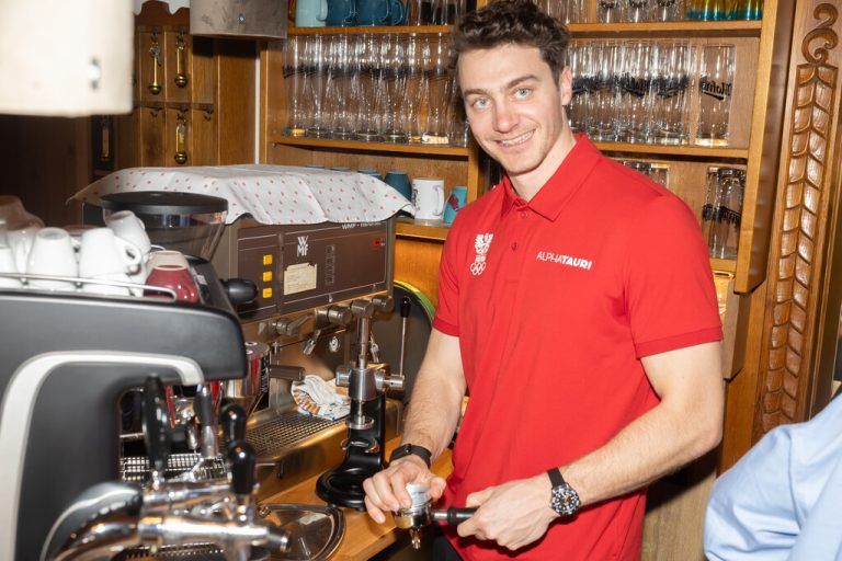 Alessandro Hämmerle ist sich nicht zu schade, selbst die Getränkewünsche seiner Gäste zu erfüllen.Rechts: Der Olympiasieger feixt mit seinem Onkel Raffaele, die Stimmung ist gelöst und locker.⇒Klaus Hartinger (5)