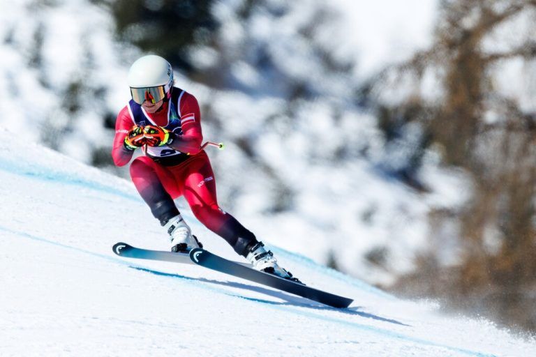 Ariane Rädler (l.) zeigte als Achte eine gute Leistung in der Spezialabfahrt, Nina Ortlieb kam zu Sturz. GEPA (2)