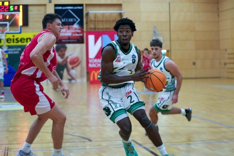 Auch auf Kofi Hamilton (r.), hier im Spiel gegen die Austrian Ballers Gmunden, wird es im heutigen Duell um den Einzug in die Play-offs, ankommen.⇒Stiplovsek