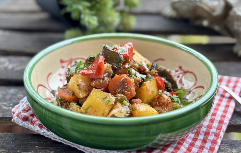 Buntes Ofengemüse nach griechischer Art – langsam geschmort und herrlich aromatisch.⇒Ulrike Hagen