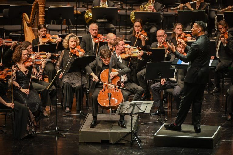 Cellist Hornung, Dirigent Cox und das Opéra Orchestre National Montpellier im Festspielhaus.⇒Mittelberger