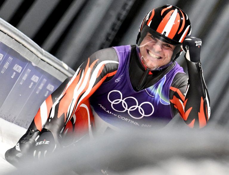 Da war es getan: Jonas Müller strahlt über die Olympia-Silbermedaille nach dem finalen Lauf im Ziel von Cortina.⇒APA