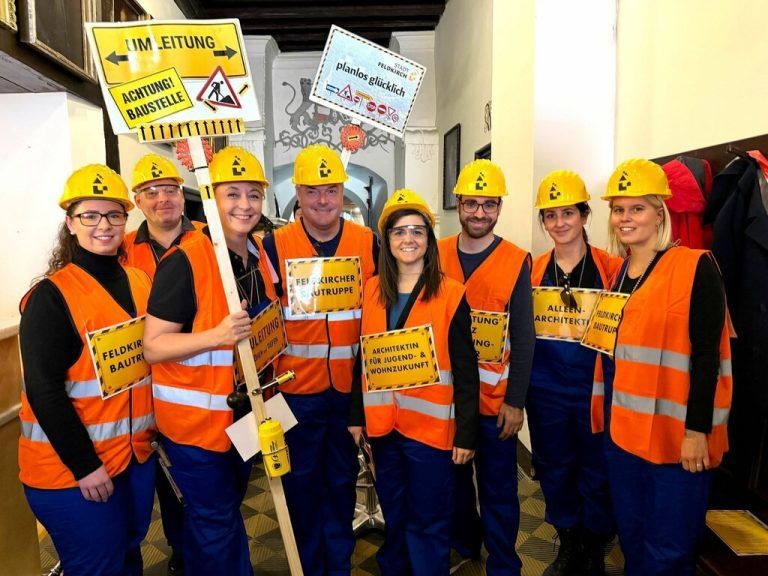 Das „Baustellen-Stadtratsteam“ mit Natalie Koch, Thomas Spalt, Andrea Kerbleder, Bernhard Kiener, Fabienne Lackner, Clemens Rauch, Natascha Suorsos und Julia Berchtold. Lutz (7)