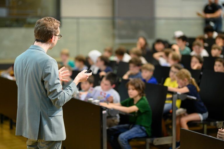 Das beliebte Format der Kinderuni Vorarl­berg wurde speziell für Kinder im Alter von acht bis zwölf Jahren entwickelt. ⇒fhv