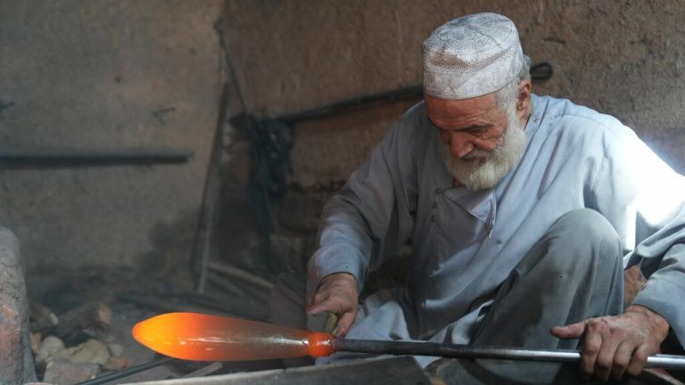Das Herat-Glas entsteht in traditioneller Handarbeit über offenen Lehm­öfen. ⇒Amini