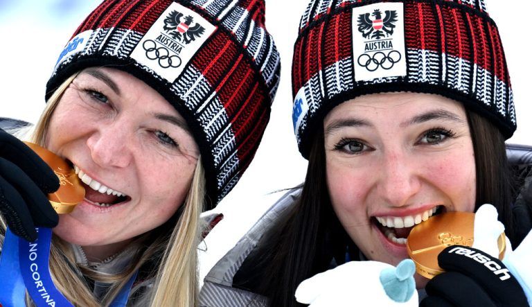 Der Biss in die Goldmedaille durfte freilich nicht fehlen. Rädler und Huber genossen die Siegerehrung in vollen Zügen. Es war eine wahre Freude zu sehen, wie sich die beiden freuten.APA (4), GEPA (2)