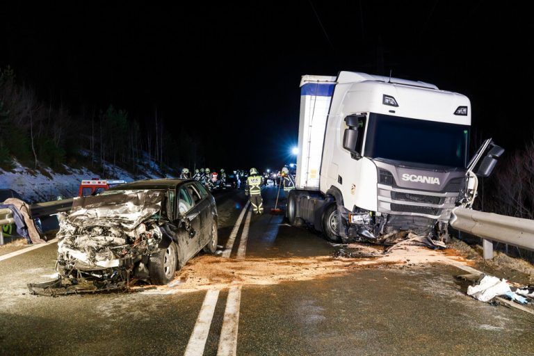 Der schwere Verkehrsunfall forderte ein Todesopfer und sieben teils schwer Verletzte.⇒Hofmeister (2)