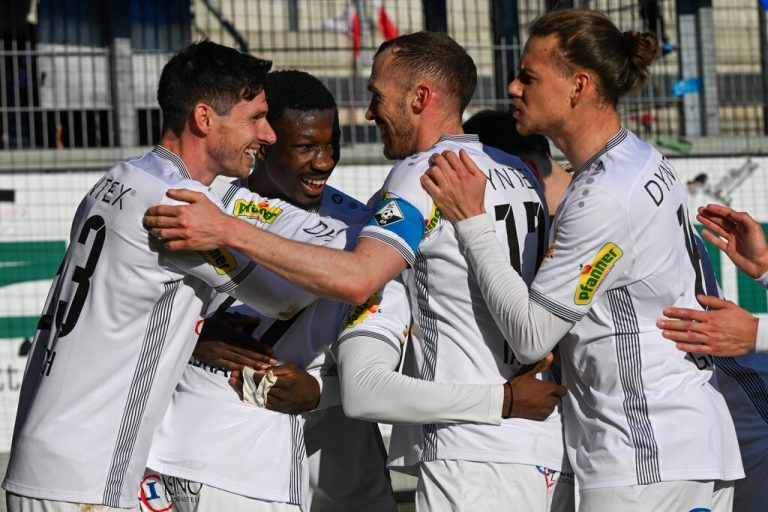 Die Altacher um Trainer Ognjen Zaric konnten erneut einen Sieg bejubeln. ⇒GEPA (2)