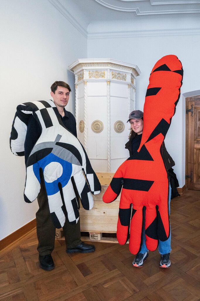 Die Ankäufer posieren mit Stoffhänden des Kunst-Duos „Wiener Times“.⇒Stiplovsek (4)