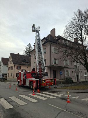 Die Feuerwehr entfernte das Blechteil. Feuerwehr Blundenz
