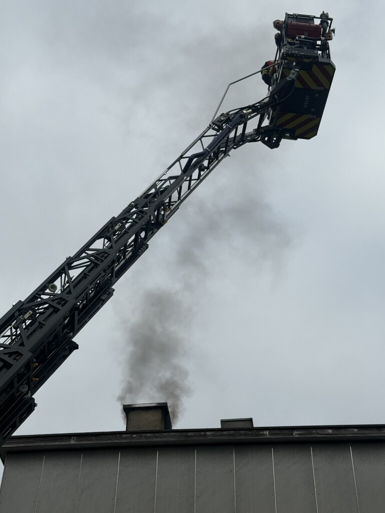 Die Feuerwehr überprüfte mittels Drehleiter den Kamin.⇒vol.at/vlach