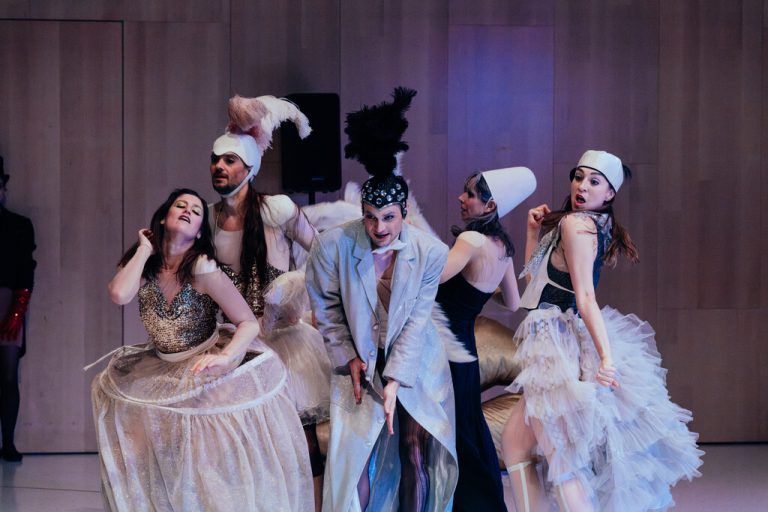 Die fünf „Schwäne“ strahlen in ihren herrlich eleganten Kostümen.⇒mistura (4)